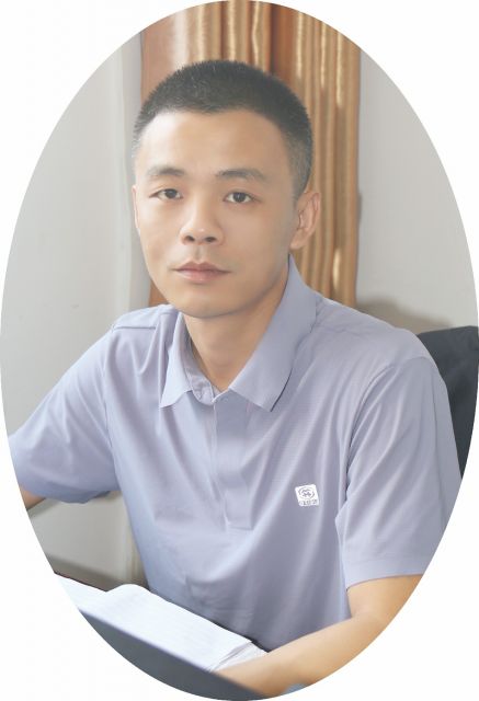 张辉，毕业于湖北工程学院计算机科学与技术专业。“双师型”教师。多次获评优秀教师、优秀班主任。
