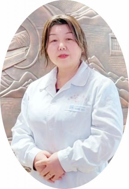 李梦妮，护理专业本科毕业，主任护师，国家三级育婴师，从事临床护理、感控工作及护理教学40余年，具有丰富的教学经验。